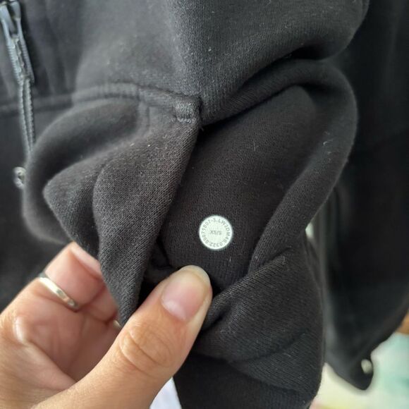 Lululemon Scuba Oversized 1/2 Zip Hoodie
Black XS / small $118 msrp sweatshirt - Picture 4 of 9